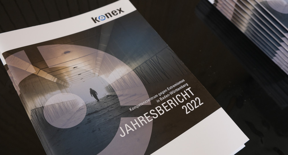 Deckblatt des Jahresberichts 2022 des Kompetenzzentrums gegen Extremismus in Baden-Württemberg (konex)