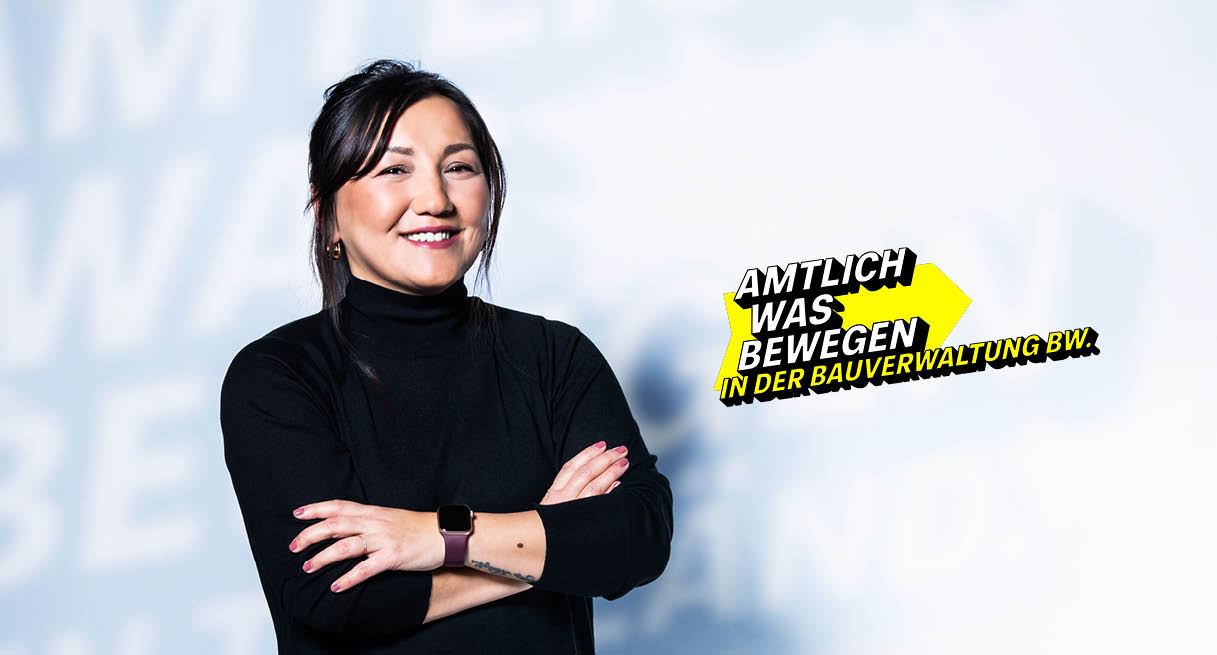 Freundliche Frau im schwarzen Rollkragenpullover, steht für Innovation in der Bauverwaltung BW.