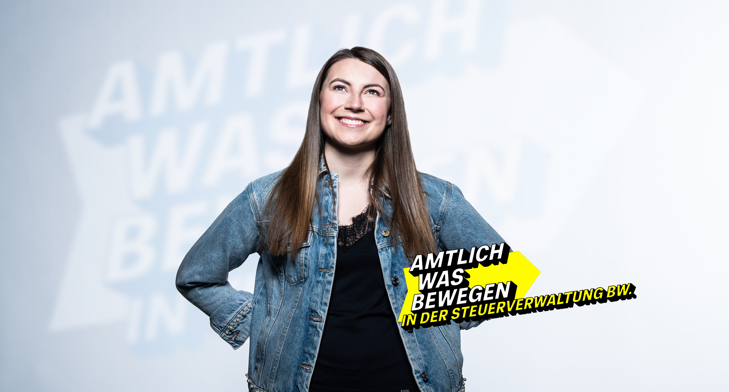 Lächelnde Frau in Jeansjacke symbolisiert die Steuerverwaltung von Baden-Württemberg.