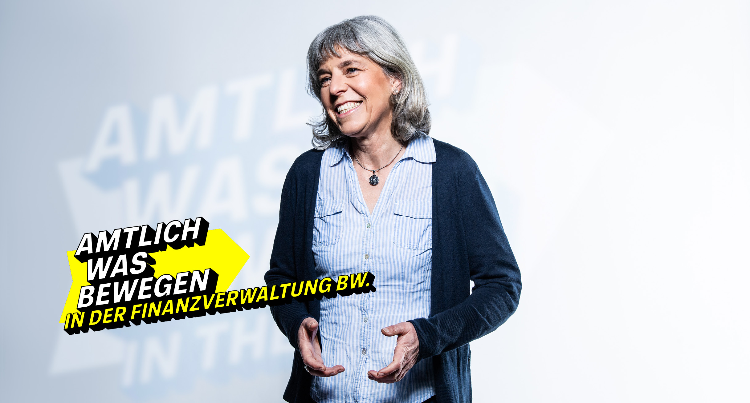 Heiter lächelnde Frau in beruflichem Outfit repräsentiert die Finanzverwaltung BW.