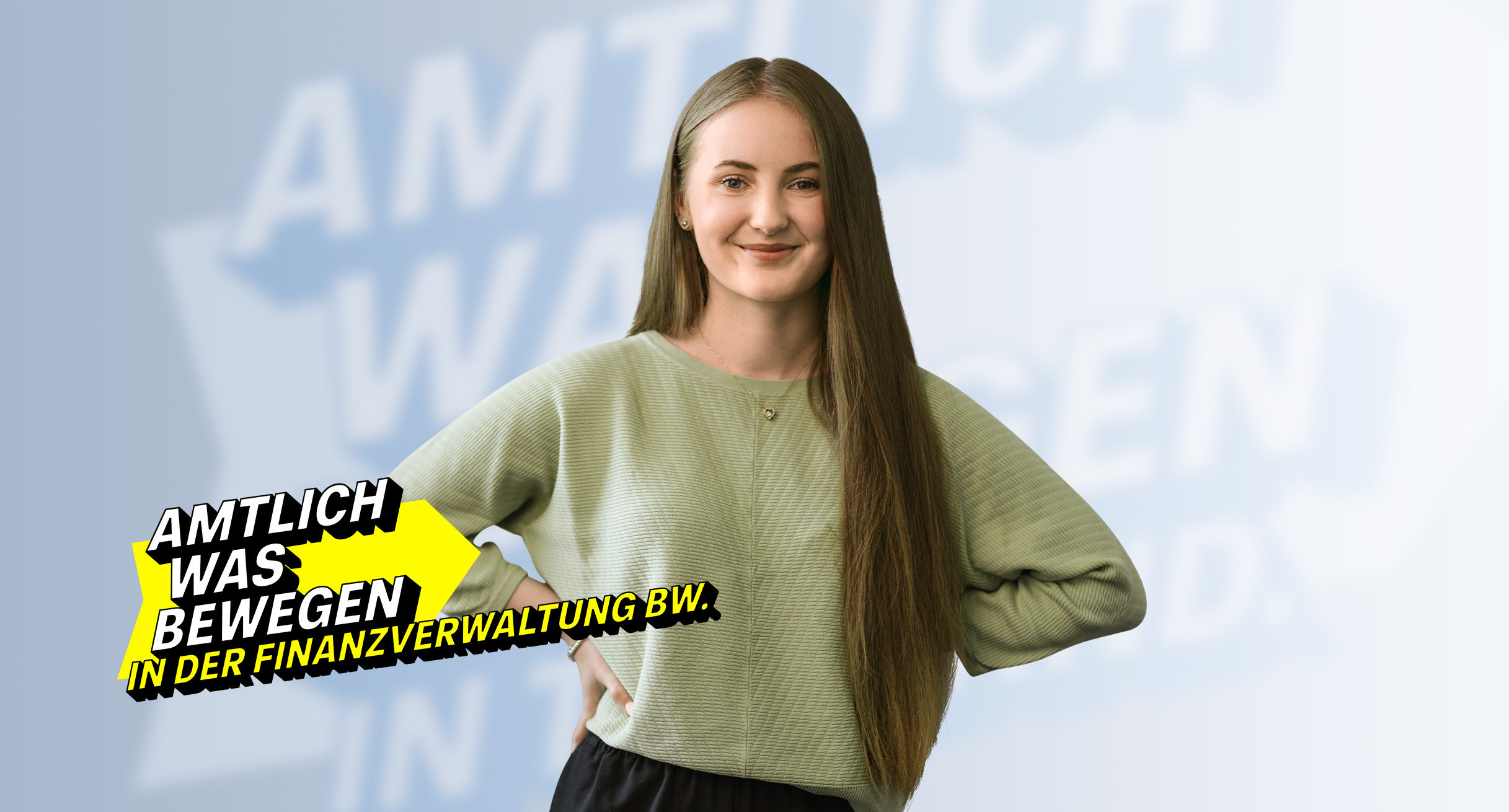 Junge Frau mit langem braunen Haar und grünem Pullover lächelt selbstbewusst in die Kamera. Im Vordergrund befindet sich der Slogan „Amtlich was bewegen in der Finanzverwaltung BW.“ auf einem gelben Pfeil.