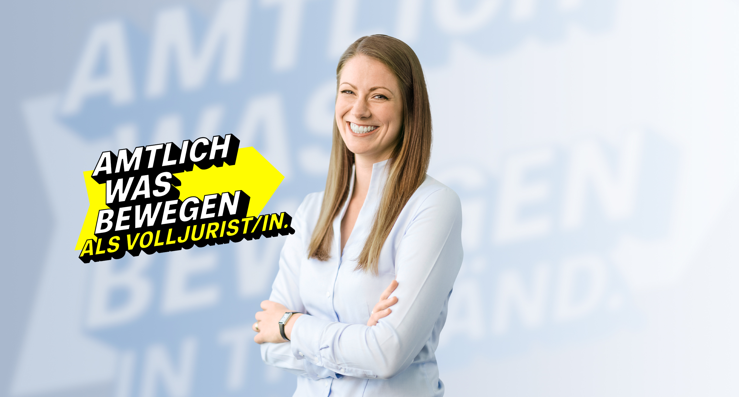 Lächelnde Juristin im blauen Hemd im Vordergrund, repräsentiert Engagement als Volljuristin in BW.
