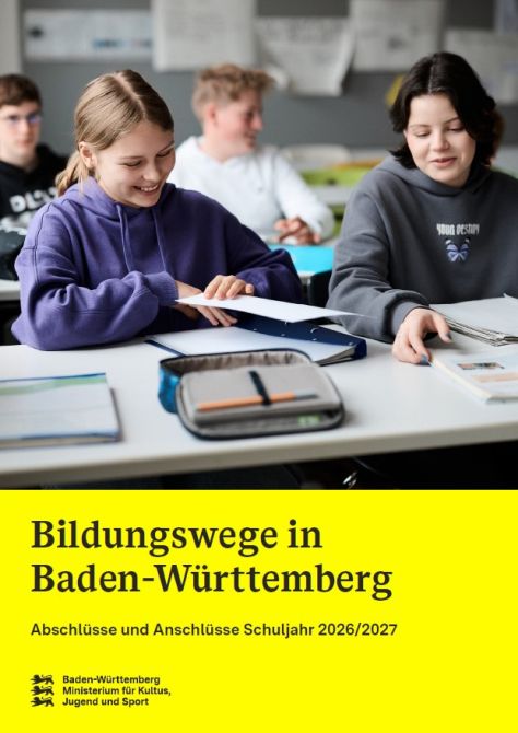 Zwei M&auml;dchen sitzen an einem Tisch im Klassenzimmer und lachen, Text: Bildungswege in Baden-W&uuml;rttemberg, Abschl&uuml;sse und Anschl&uuml;sse Schuljahr 2026/27
