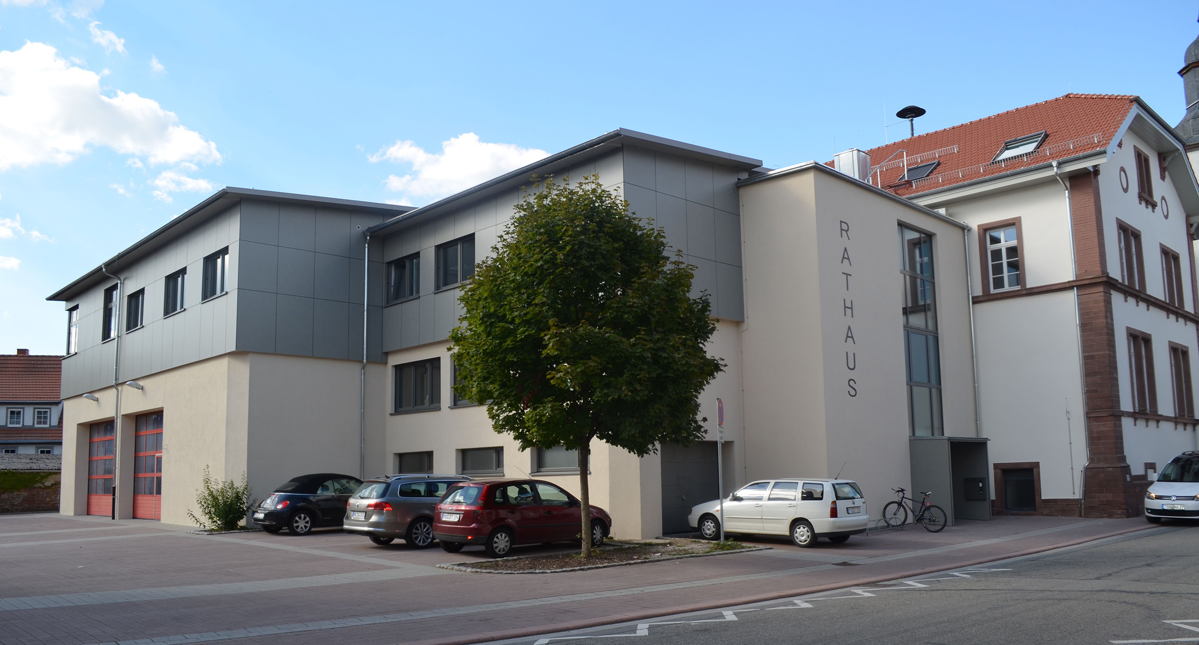 Modernisiertes Rathaus mit Anbau in Aglasterhausen