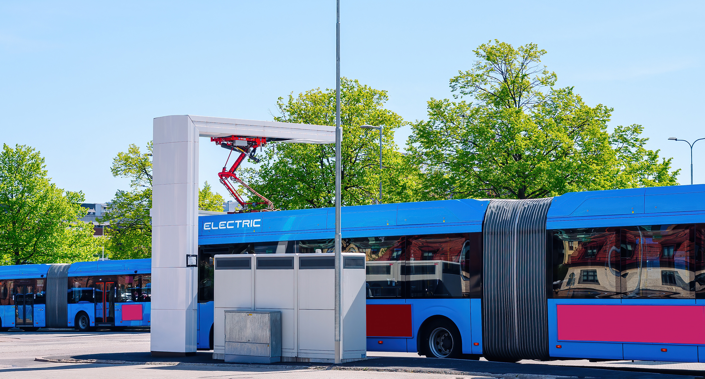 Elektrobus an Ladestation