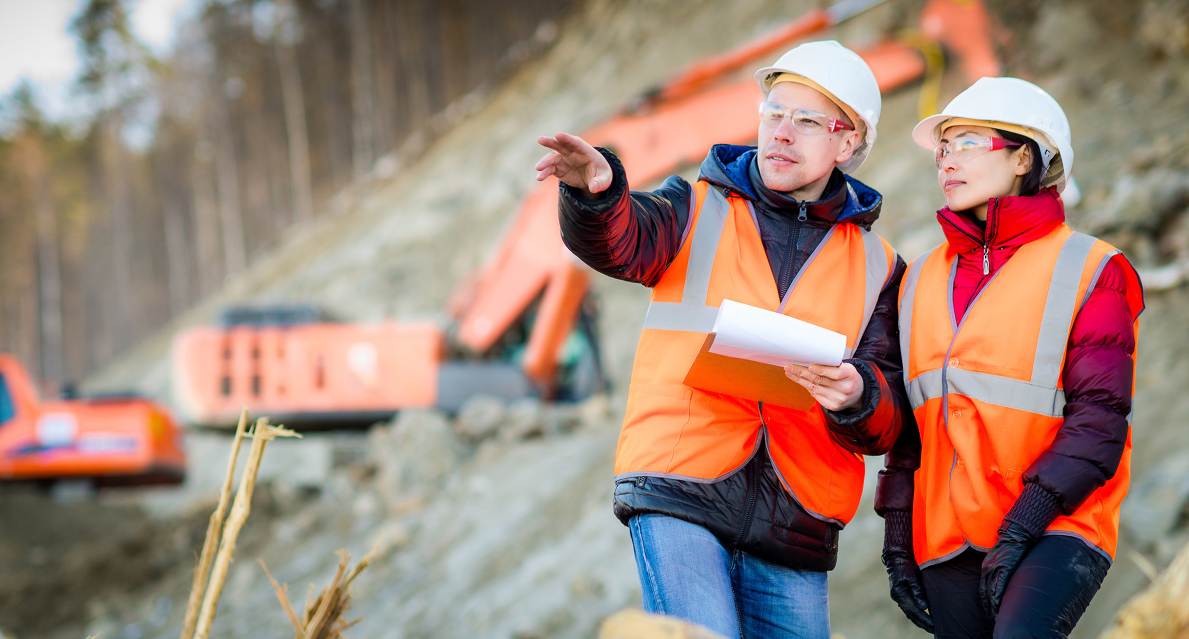 Mitarbeiter auf einer Baustelle im Gespräch (Bild: stock.adobe.com/ Agnor Mark Rayan)