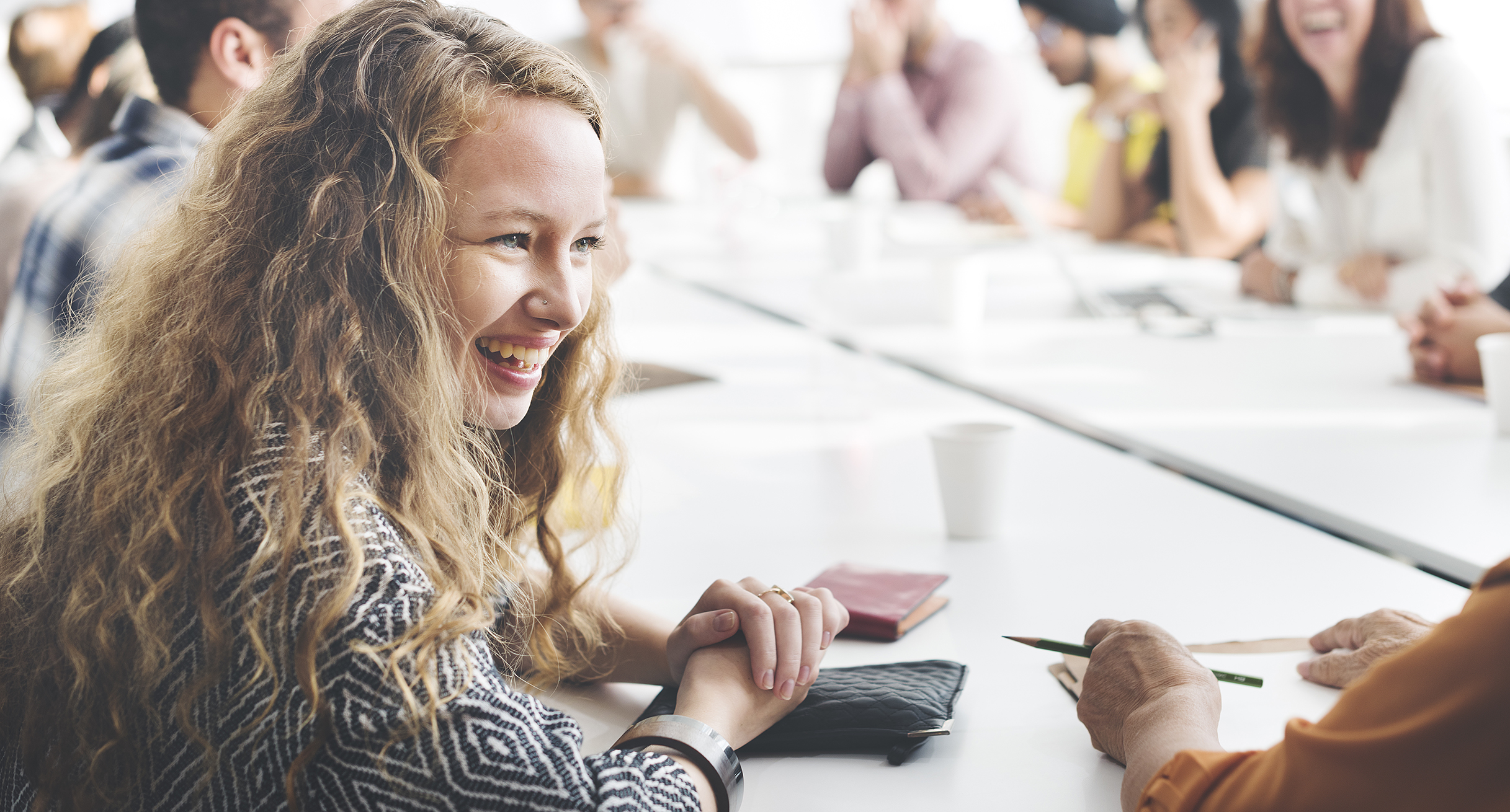 Mitarbeiterin im Gespräch (Bild: stock.adobe.com/ Rawpixel.com)