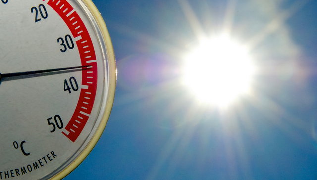 Ein Thermometer zeigt fast 36 Grad Celsius an.