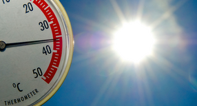 Ein Thermometer zeigt fast 36 Grad Celsius an.