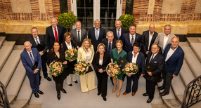 Wirtschaftsministerin Dr. Nicole Hoffmeister-Kraut (Mitte) mit den Trägerinnen und Trägern der Wirtschaftsmedaille 2025