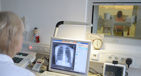 R&ouml;ntgenanlage an einem Tuberkulose-Zentrum