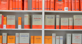 Fachliteratur zum Thema &bdquo;Recht&ldquo; ist an einem Stand beim Deutschen Anwaltstag in Stuttgart zu sehen. (Bild: dpa)