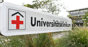 Ein Schild mit der Aufschrift "Universit&auml;tsklinikum" steht in Mannheim an einer Einfahrt zum Universit&auml;tsklinikum.