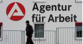 Symbolbild: Symbolbild: Ein Passant geht an dem Logo der Agentur für Arbeit vorbei. Das Bundesverfassungsgericht hat am Dienstag, 5. November 2019, sein Urteil zu Leistungskürzungen für unkooperative Hartz-IV-Bezieher verkündet. (Bild: picture alliance/Sebastian Kahnert/dpa-Zentralbild/dpa)