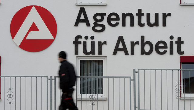 Symbolbild: Symbolbild: Ein Passant geht an dem Logo der Agentur f&uuml;r Arbeit vorbei. Das Bundesverfassungsgericht hat am Dienstag, 5. November 2019, sein Urteil zu Leistungsk&uuml;rzungen f&uuml;r unkooperative Hartz-IV-Bezieher verk&uuml;ndet. (Bild: picture alliance/Sebastian Kahnert/dpa-Zentralbild/dpa)