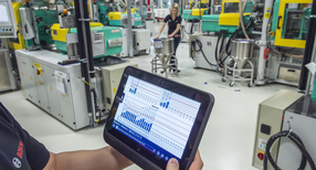 Ein Mitarbeiter der Robert Bosch GmbH &uuml;berpr&uuml;ft mit einem Tablet die Betriebsdaten von vernetzten Maschinen f&uuml;r Metallspritzguss. (Foto: &copy; dpa)
