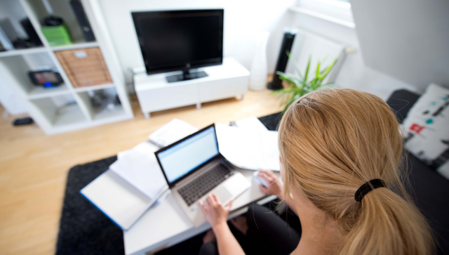 Eine Frau arbeitet von zu Hause aus. (Bild: dpa)