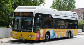 Ein Brennstoffzellen-Hybridbus der Stuttgarter Stra&szlig;enbahnen AG (SSB) steht in Stuttgart an einer Bushaltestelle.