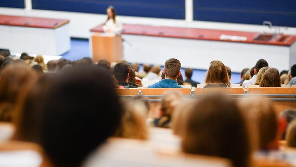 Studenten sitzen in einem Hörsaal.