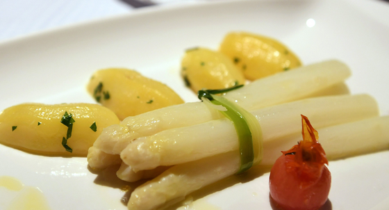 Spargel, Kartoffeln und Sauce Hollandaise auf einem Teller