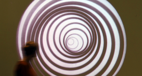 Eine Besucherin des Karlsruher Zentrum f&uuml;r Kunst und Medien (ZKM) geht an einer Video-Installation von Marcel Duchamp vorbei. (Bild: picture alliance/Uli Deck/dpa)