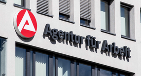 Logo und Schriftzug der &bdquo;Agentur f&uuml;r Arbeit&ldquo; an einem Geb&auml;ude.