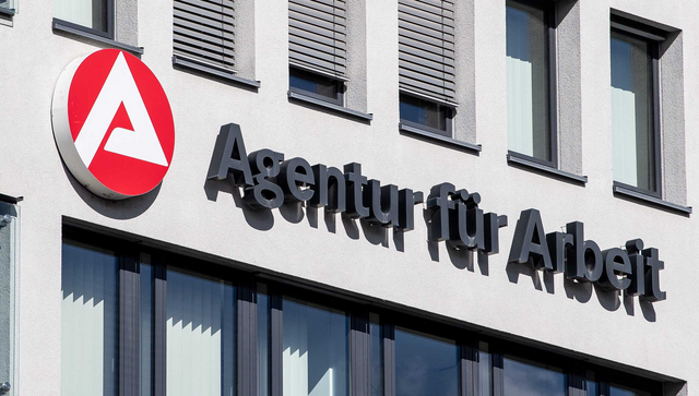 Logo und Schriftzug der &bdquo;Agentur f&uuml;r Arbeit&ldquo; an einem Geb&auml;ude.
