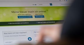 Eine Frau bedient das Portal ELSTER der deutschen Steuerverwaltungen zur Abwicklung der Steuererkl&auml;rungen und Steueranmeldungen &uuml;ber das Internet.