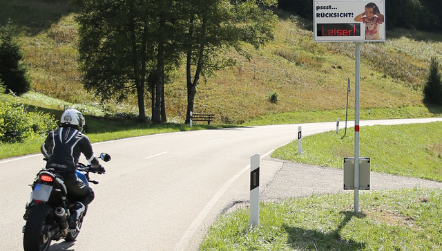 Ein Motorradfahrer fährt auf einer Landstraße (Bild: © Verkehrsministerium Baden-Württemberg)
