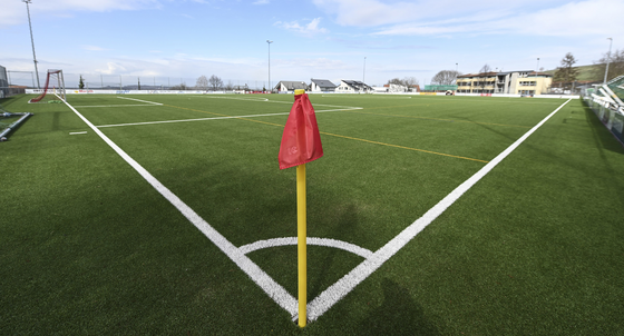 Ein Eckefahne steht auf dem leeren Fußballplatz.