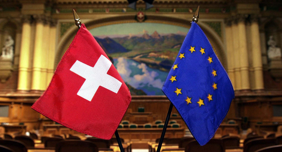 Fähnchen der Europäischen Union und der Schweiz stehen im Nationalratssaal in Bern