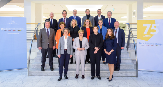 Gruppenfoto zur 142. Bauministerkonferenz in Baden-Baden. Erste Reihe v.l.: Ina Scharrenbach, Ministerin für Heimat, Kommunales, Bau und Digitalisierung des Landes Nordrhein-Westfalen, Nicole Razavi, Ministerin für Landesentwicklung und Wohnen des Landes Baden-Württemberg, Klara Geywitz, Bundesministerin für Wohnen, Stadtentwicklung und Bauwesen, und Karen Pein, Senatorin der Behörde für Stadtentwicklung und Wohnen der Freien und Hansestadt Hamburg. Zweite Reihe v.l.: Christian Bernreiter, Staatsminister im Bayerischen Staatsministerium für Wohnen, Bau und Verkehr, Dr. Sabine Sütterlin-Waack, Ministerin für Inneres, Kommunales, Wohnen und Sport des Landes Schleswig-Holstein, Susanna Karawanskij, Ministerin für Infrastruktur und Landwirtschaft des Freistaats Thüringen, Özlem Ünsal, Senatorin für Bau, Mobilität und Stadtentwicklung der Freien Hansestadt Bremen, Dr. Lydia Hüskens, Ministerin für Infrastruktur und Digitales des Landes Sachsen-Anhalt, und Felix Edlich, Abteilungsleiter im Ministerium für Finanzen Rheinland-Pfalz. Dritte Reihe v.l.: Christian Pegel, Minister für Inneres, Bau und Digitalisierung Mecklenburg-Vorpommern, Christian Gaebler, Senator für Stadtentwicklung, Bauen und Wohnen des Landes Berlin, Uwe Schüler, Staatssekretär Ministerium für Infrastruktur und Landesplanung Brandenburg, Jens Deutschendorf, Staatssekretär für Wirtschaft, Energie, Verkehr, Wohnen des Landes Hessen, Reinhold Jost, Minister für Inneres, Bauen und Sport des Saarlandes, Thomas Schmidt, Staatsminister für Regionalentwicklung Sachsen.