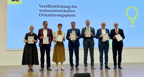 Gruppenfoto mit Staatssekretär Volker Schebesta MdL bei der Vorstellung des weiterentwickelten Orientierungsplans