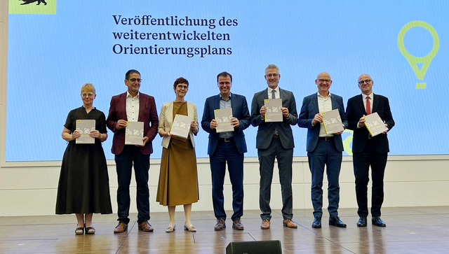 Gruppenfoto mit Staatssekretär Volker Schebesta MdL bei der Vorstellung des weiterentwickelten Orientierungsplans