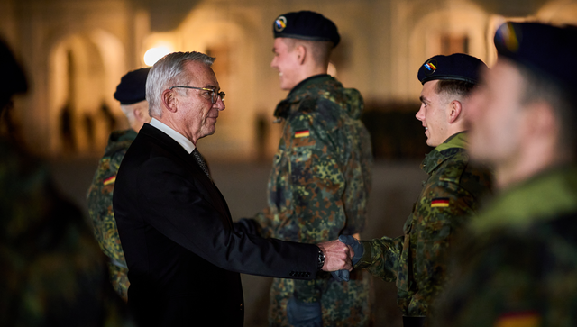 &Ouml;ffentliches Gel&ouml;bnis der Bundeswehr im Schlosshof in Ludwigsburg