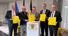 &Uuml;bergabe Krisenmanagement-Handbuch