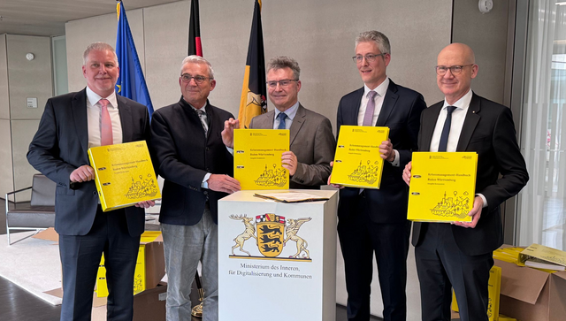 &Uuml;bergabe Krisenmanagement-Handbuch