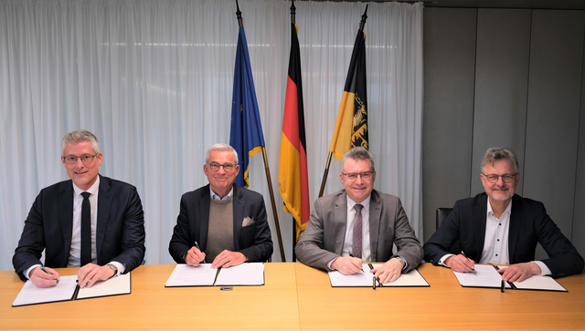 von links nach rechts: Steffen J&auml;ger, Pr&auml;sident des Gemeindetages Baden-W&uuml;rttemberg, stellvertretender Ministerpr&auml;sident und Innenminister Thomas Strobl, Landrat Dr. Achim Br&ouml;tel, Pr&auml;sident des Landkreistags Baden-W&uuml;rttemberg, Oberb&uuml;rgermeister Dr. Frank Mentrup, Pr&auml;sident des St&auml;dtetages Baden-W&uuml;rttemberg