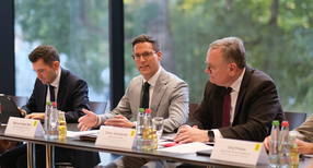 Innenminister Manuel Hagel (Mitte) spricht bei der Auftaktsitzung der Zukunftskommission f&uuml;r Baden-W&uuml;rttemberg.