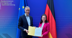Staatssekret&auml;r Dr. Markus Richter (links) und Chief Digital Officer Ronja Kemmer (rechts) bei der Unterzeichnung der Verwaltungsvereinbarung am 14.10.2026 in Berlin