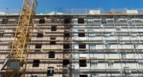 Ein Altbau ist aufgrund einer Sanierung einger&uuml;stet