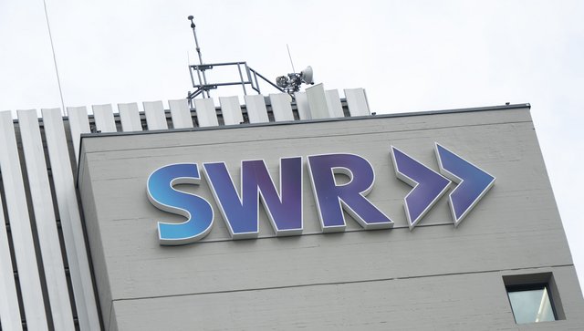Das Logo des Südwestrundfunks (SWR), aufgenommen vor der Zentrale des SWR in Stuttgart.