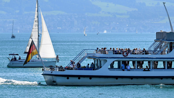 Das Passagierschiff Stuttgart fährt von Langenargen auf dem Bodensee Richtung Friedrichshafen.