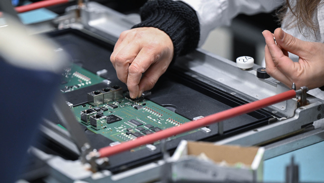 Eine Mitarbeiterin der Firma L&uuml;tze fertigt Bauteile f&uuml;r elektronische Steuerungen f&uuml;r Schienenfahrzeuge.