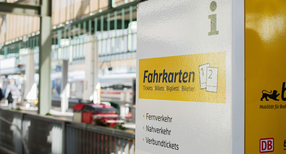 R&uuml;ckseite eines Fahrkartenautomates.