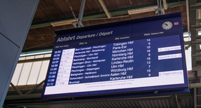 Anzeigetafel mit Abfahrtszeiten von Z&uuml;gen an einem Bahnhof.