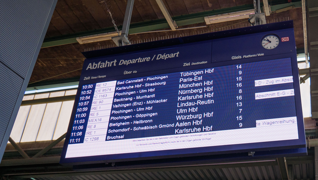 Anzeigetafel mit Abfahrtszeiten von Z&uuml;gen an einem Bahnhof.