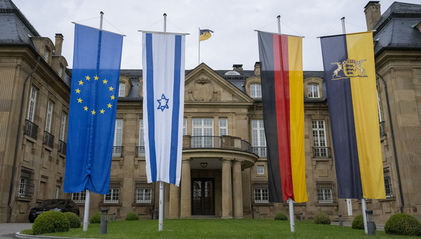 Die Flaggen der EU, Israels, Deutschlands und Baden-Württembergs hängen vor dem Staatsministerium