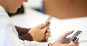 Sch&uuml;lerinnen mit Smartphones