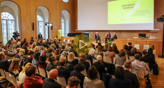 Blick in der Aula der Universität Mannheim während des Podiumsgesprächs mit dem ehemaligen Bundespräsidenten Joachim Gauck und Ministerpräsident Winfried Kretschmann im Rahmen der Tagung „Gemeinsam handeln – die Gesellschaft in der Transformation zusammenhalten“.